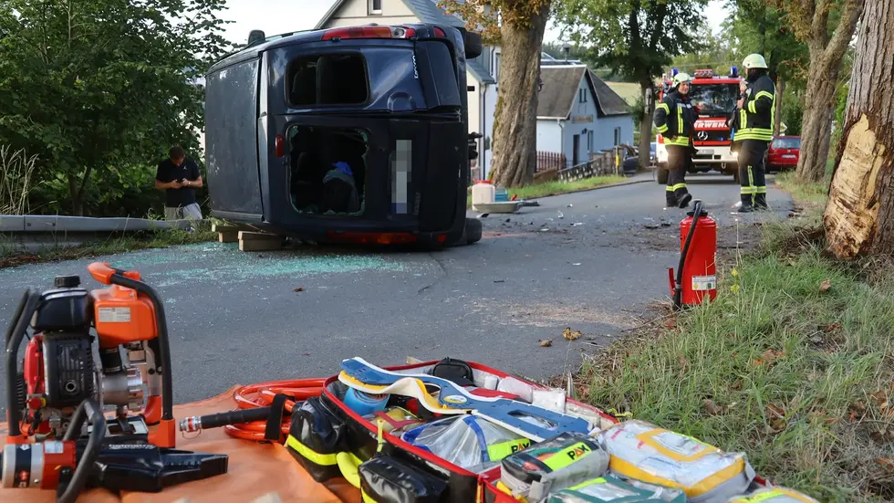 Der Renault blieb nach der Kollission auf der Seite liegen. Der Renault blieb nach der Kollission auf der Seite liegen.
