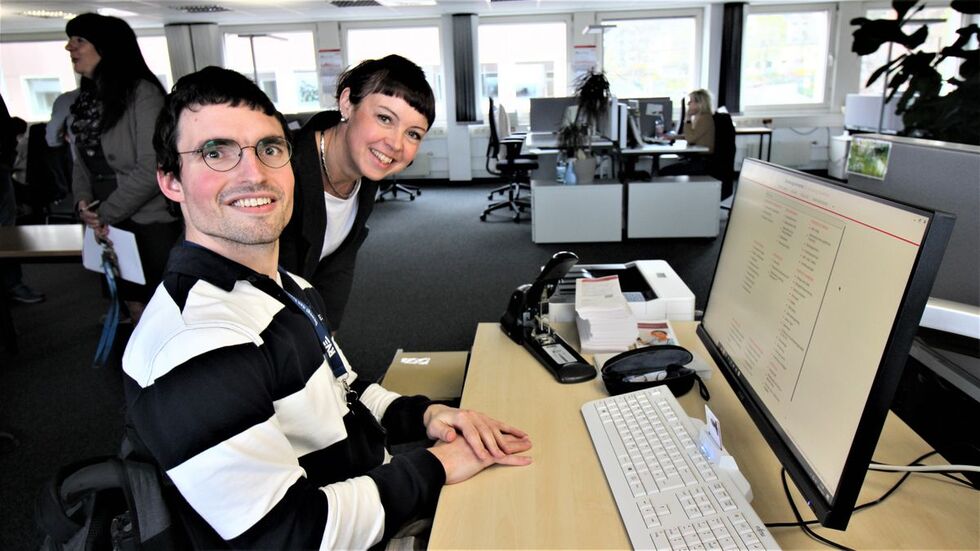 Phillip Sonntag mit seiner Patin Susann Wetzel an seinem Arbeitsplatz.