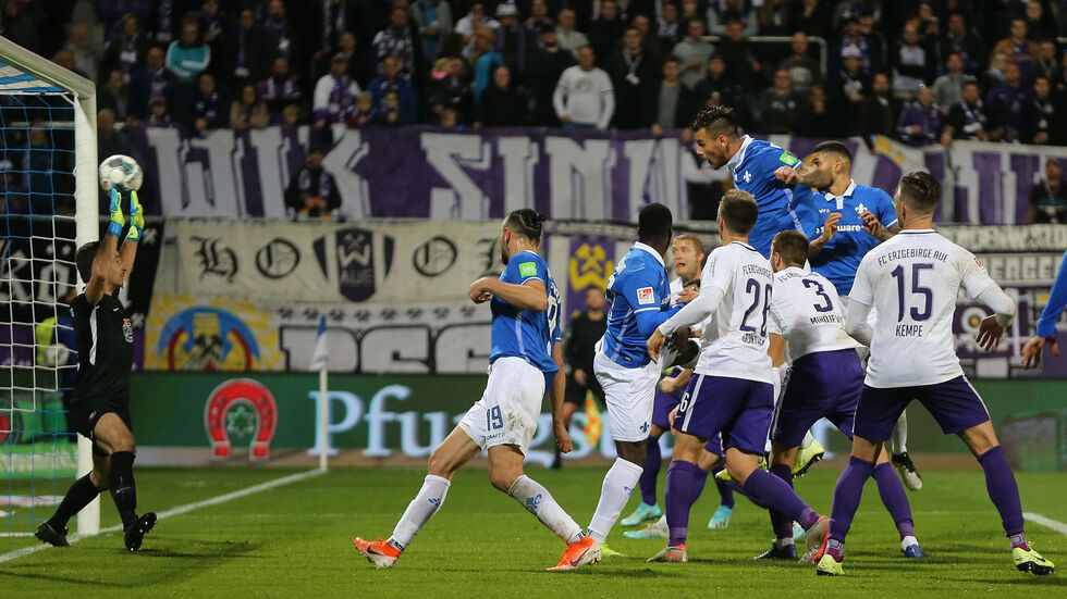Der Moment des Gegentreffers. Martin Männel kann den Kopfball von Dumic nicht parieren.