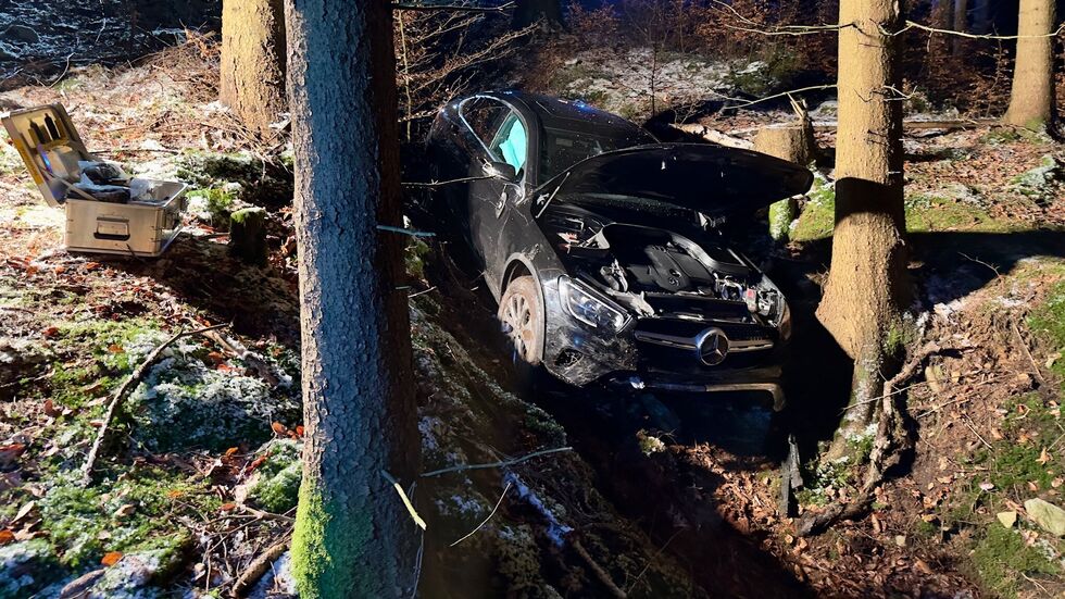 Der 80 Jahre alte Fahrer hatte sich selbst aus dem Wagen befreien können. Der 80 Jahre alte Fahrer hatte sich selbst aus dem Wagen befreien können.