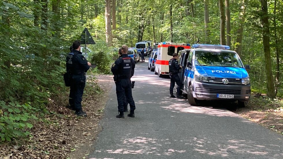 Hier neben der Hermsdorfer Straße wurde die Leiche am Dienstagnachmittag entdeckt. Der Fundort ist auch am Mittwoch weiträumig abgeriegelt, die Spurensicherung vor Ort. 