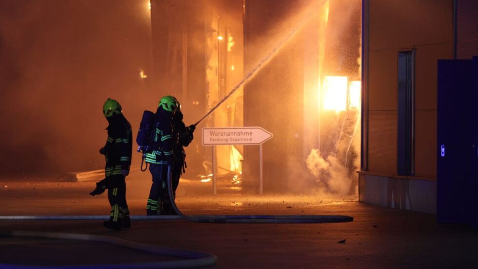 Es brennt offensichtlich in der Halle mit der "Warenannahme". Es brennt offensichtlich in der Halle mit der "Warenannahme".