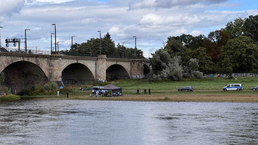 Polizei und Kriminaltechniker bei den Dreharbeiten am Elbufer. Polizei und Kriminaltechniker bei den Dreharbeiten am Elbufer.
