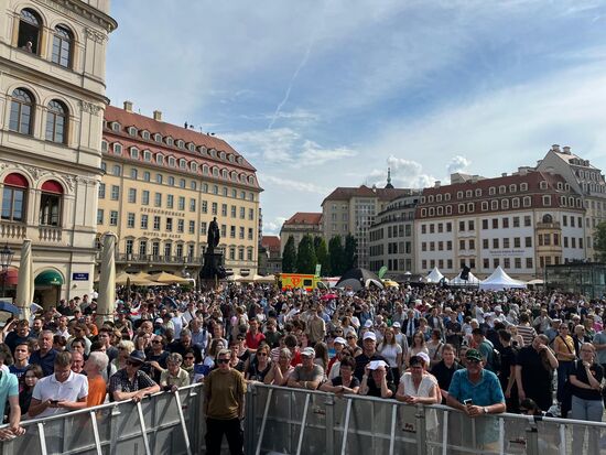 Der Neumarkt ist gut gefüllt.
