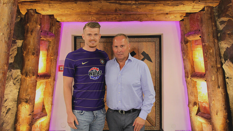 Welcome back, Steve!. Foto (c) FC Erzgebirge Aue. Präsident Helge Leonhardt und Steve Breitkreuz