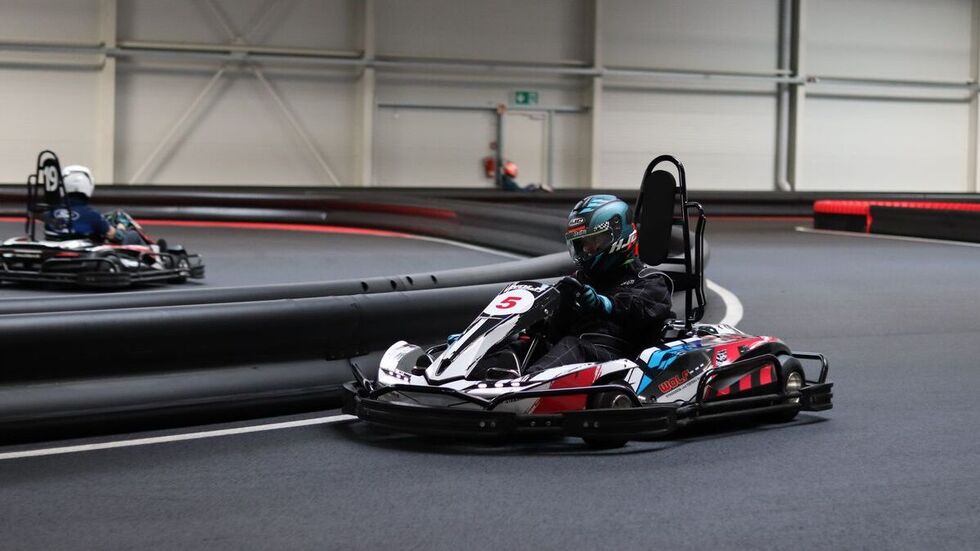 Nach der Theorie mit Flaggenkunde und Fahrtechnik geht es auf die Rennstrecke. Nach der Theorie mit Flaggenkunde und Fahrtechnik geht es auf die Rennstrecke.