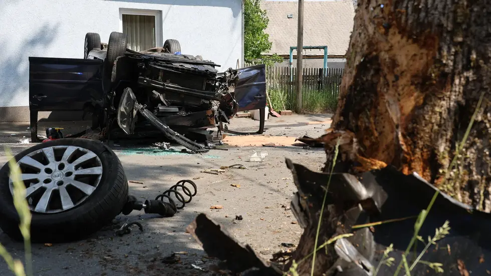 Der Wagen krachte heftig gegen einen Baum und blieb auf dem Dach liegen. Der Wagen krachte heftig gegen einen Baum und blieb auf dem Dach liegen.