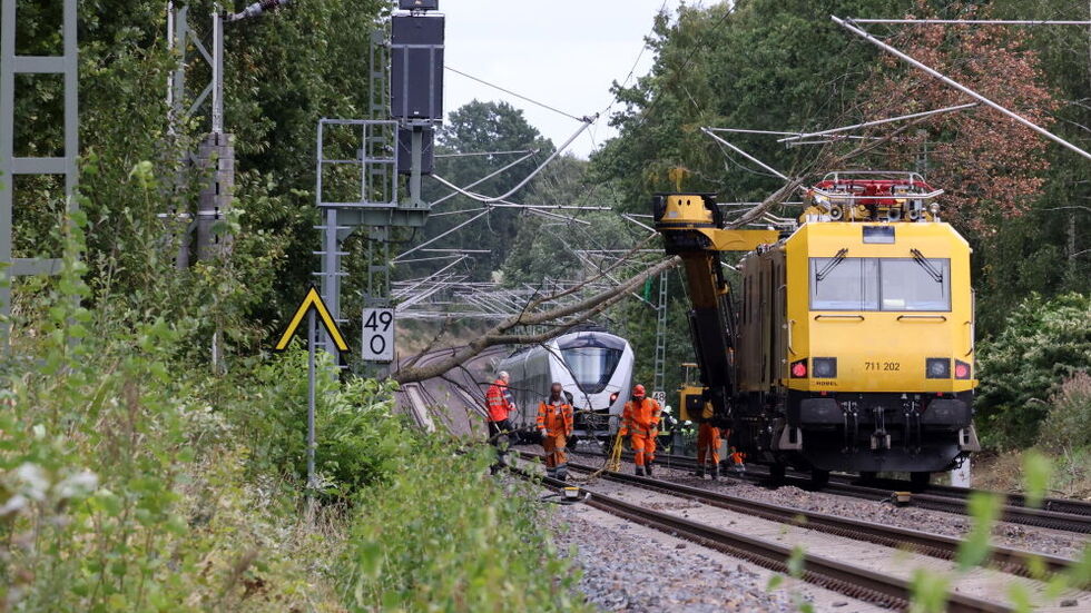 Die Bahn ist mit schwerem Gerät vor Ort, um das Hindernis zu beseitigen. Die Bahn ist mit schwerem Gerät vor Ort, um das Hindernis zu beseitigen.