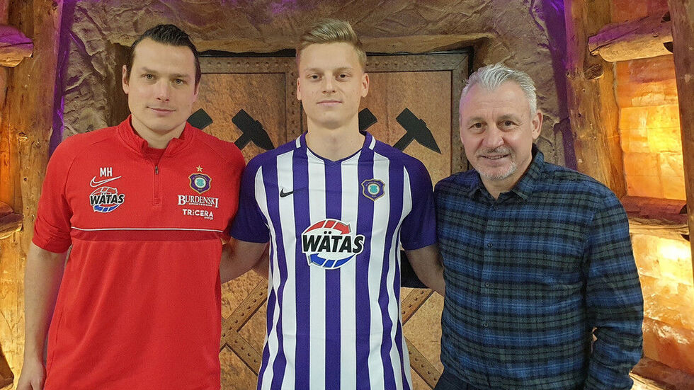 (Von links) Teamchef Marc Hensel, Neuzugang Jannis Lang und der sportliche Leiter der Veilchen, Pavel Dotchev.