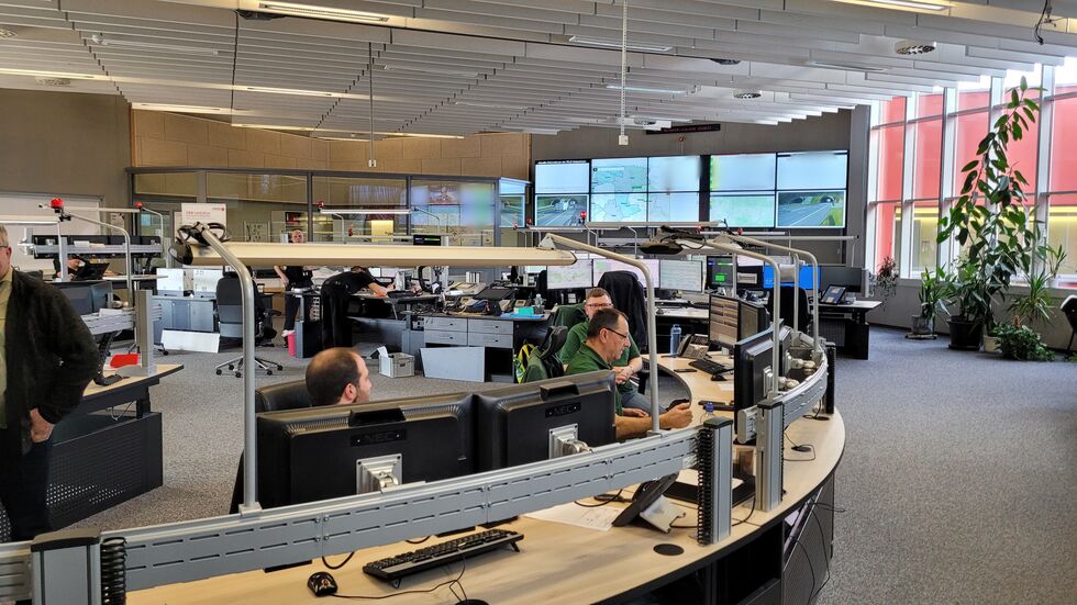 Integrierte Rettungsleitstelle in Hoyerswerda, im Vordergrund die Bildauswerter des Automatischen Waldbrandfrüherkennungssystems.