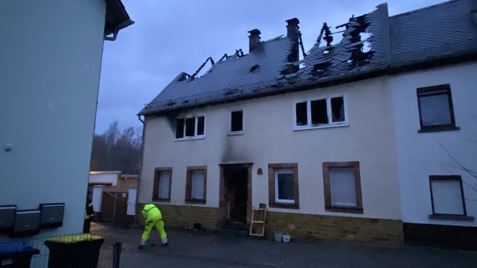 Aufräumarbeiten am Morgen nach dem Wohnhausbrand in der Fischergasse von Rochlitz Aufräumarbeiten am Morgen nach dem Wohnhausbrand in der Fischergasse von Rochlitz