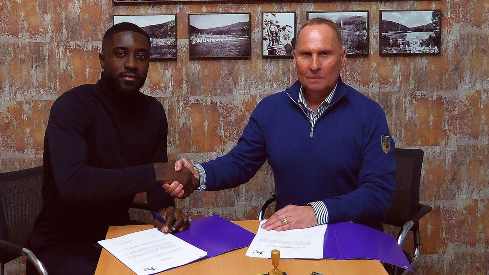 Veilchen-Neuverpflichtung Prince Owusu (links) mit FCE-Präsident Helge Leonhardt