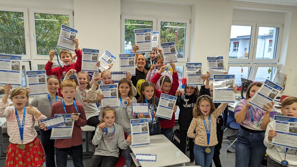 Klasse 3 beim Sachunterricht mit Kristin - Meisenknödel selber machen