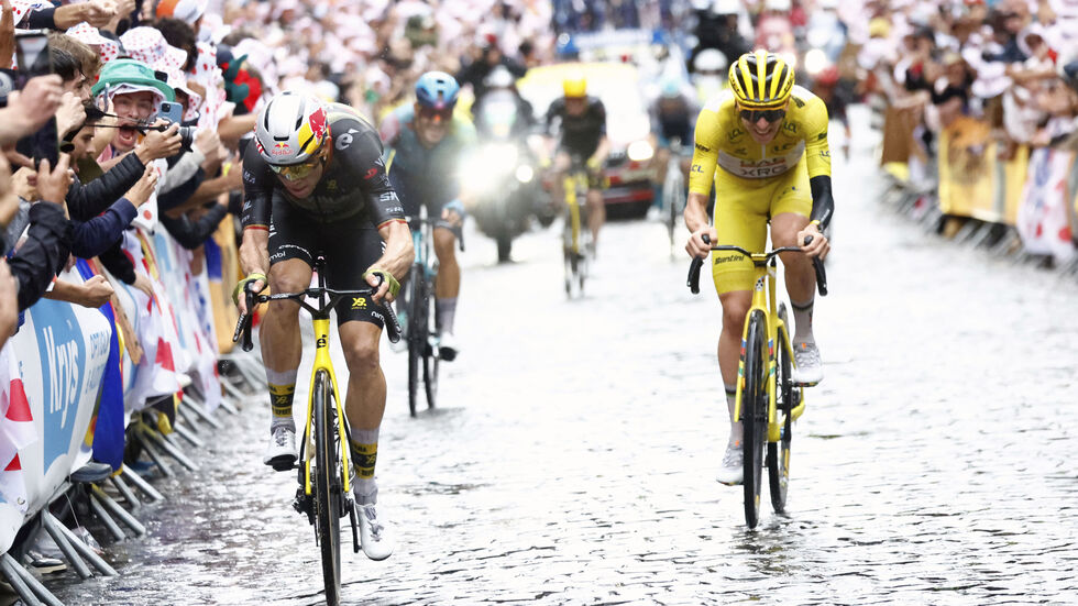 Symbolbild. Tour de France 2025: Der belgische Etappensieger Wout van Aert (r) führt in Paris vor dem slowenischen Tour-de-France-Sieger Tadej Pogacar. 