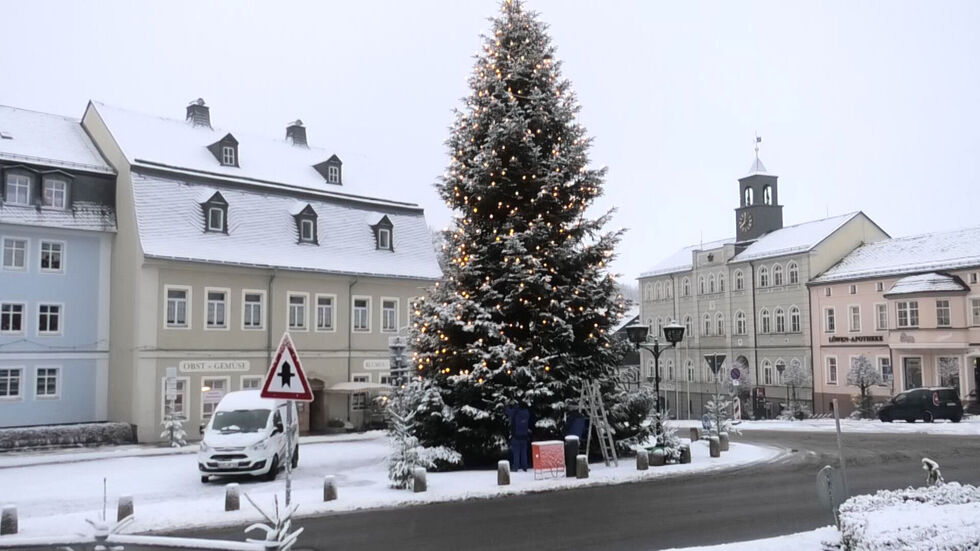 Mittwochfrüh kamen die Lichter an den Zwönitzer Baum.