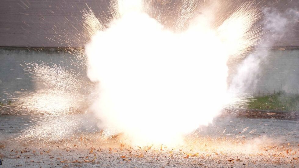 Ein explodierender Böller (Symbolbild). Ein explodierender Böller (Symbolbild).