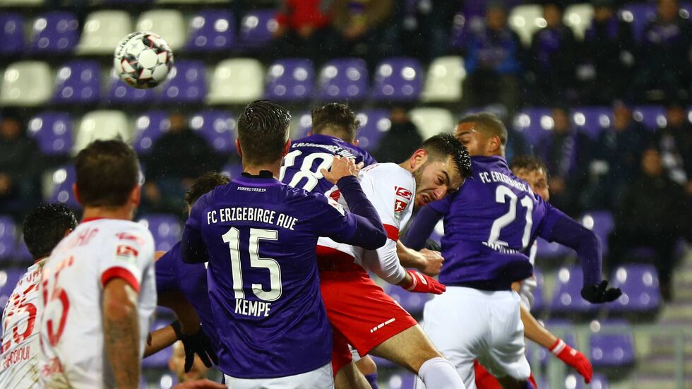 In einer hart umkämpften Partie trennen sich Aue und Regensburg 1:1.