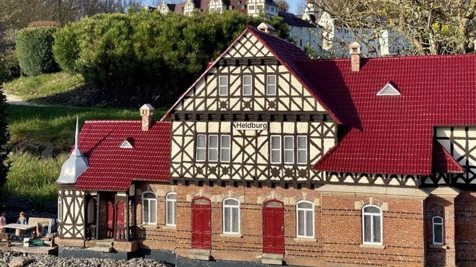 Viele Bauwerke kamen frisch restauriert an ihren angestammten Platz zurück, so auch der Bahnhof Heldburg zur Gartenbahn. Viele Bauwerke kamen frisch restauriert an ihren angestammten Platz zurück, so auch der Bahnhof Heldburg zur Gartenbahn.