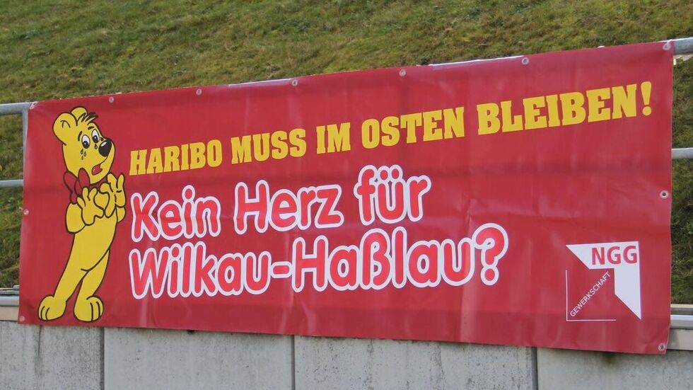 In der GGZ-Arena wurde ein Banner aufgehängt für den Erhalt des Haribo-Werks. In der GGZ-Arena wurde ein Banner aufgehängt für den Erhalt des Haribo-Werks.