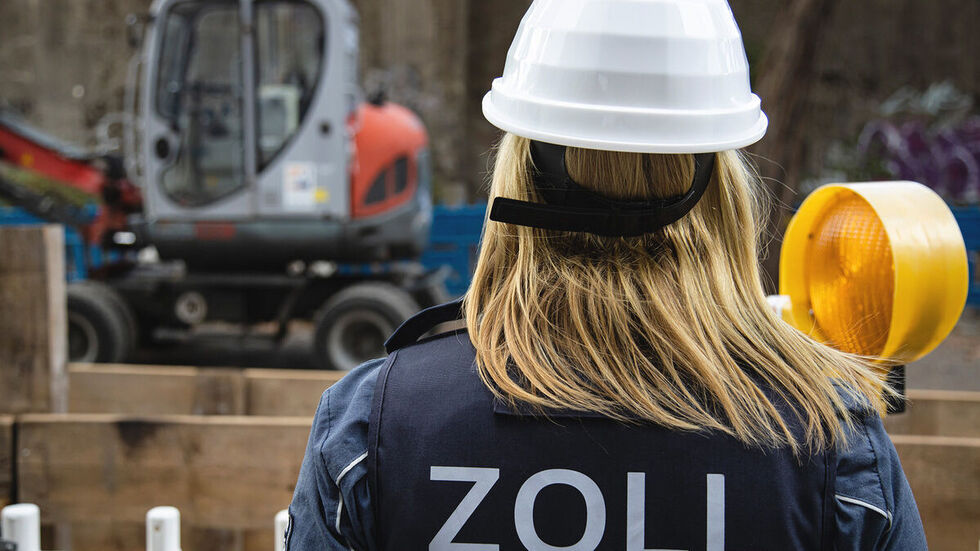 Eine Zöllnerin bei einer Baustellenkontrolle.