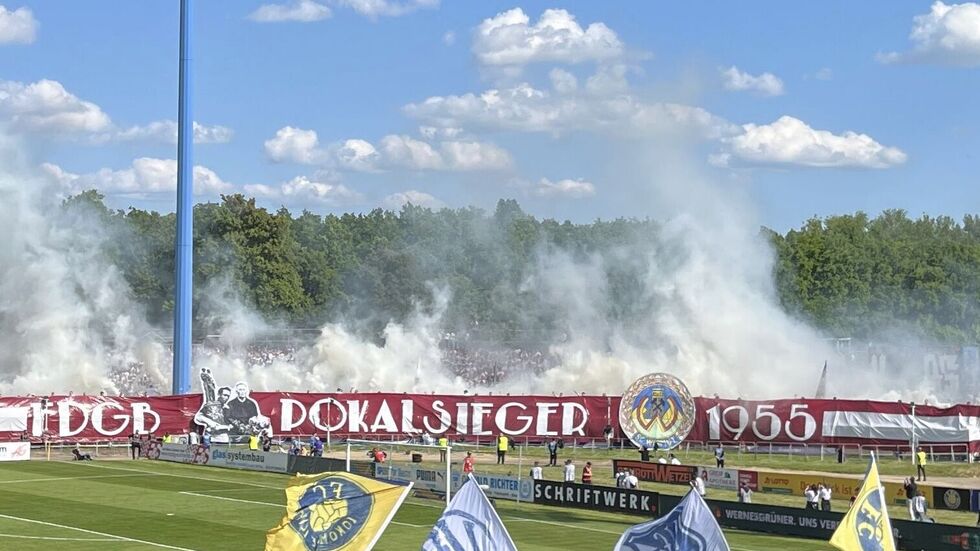 Die rund 2000 mitgereisten Aue-Fans machten von Beginn an mächtig Dampf.