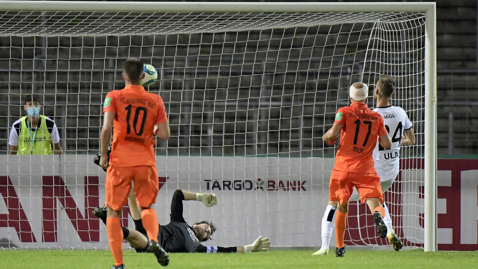 Dimitirij Nazarov und Philipp Riese schauen dem 0:2 der Ulmer hinterher Dimitirij Nazarov und Philipp Riese schauen dem 0:2 der Ulmer hinterher