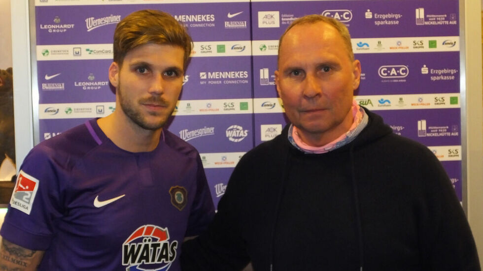 FCE-Präsident Helge Leonhardt mit Philipp Zulechner. © FC Erzgebirge Aue FCE-Präsident Helge Leonhardt mit Philipp Zulechner. © FC Erzgebirge Aue