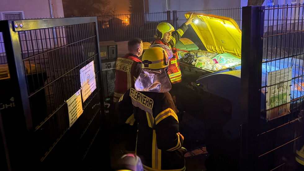 Die Ursache für den Feueralarm befand sich in der Mülltonne. Die Ursache für den Feueralarm befand sich in der Mülltonne.
