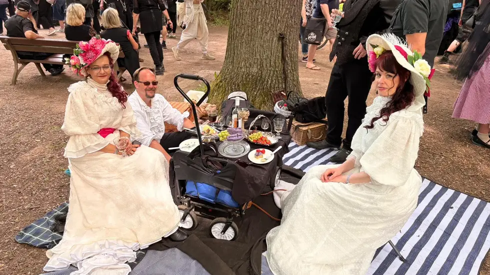 Natalja, Tanja und The Snatcher wollten etwas anderes machen - die weißen, edwarianischen Kleider haben sie natürlich selbst genäht. Natalja, Tanja und The Snatcher wollten etwas anderes machen - die weißen, edwarianischen Kleider haben sie natürlich selbst genäht.