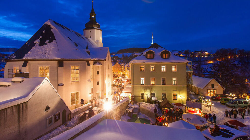 Der Schwarzenberger Weihnachtsmarkt zählt zu den schönsten im Erzgebirge. Das hat sich auch bis zu den Filmemachern rumgesprochen.