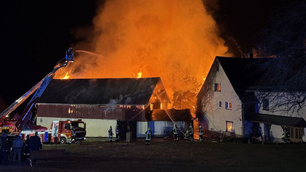 Über hundert Feuerwehrleute waren in Wildbach im Einsatz. Über hundert Feuerwehrleute waren in Wildbach im Einsatz.