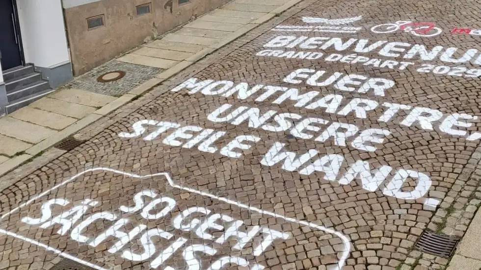 Auf dem Kopfsteinpflaster hatte die Kampagne “So geht sächsisch” ein großes Kreide-Graffiti platziert. Auf dem Kopfsteinpflaster hatte die Kampagne “So geht sächsisch” ein großes Kreide-Graffiti platziert.
