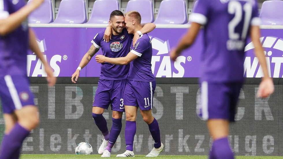 Die Veilchen feiern einen Sieg im letzten Heimspiel.