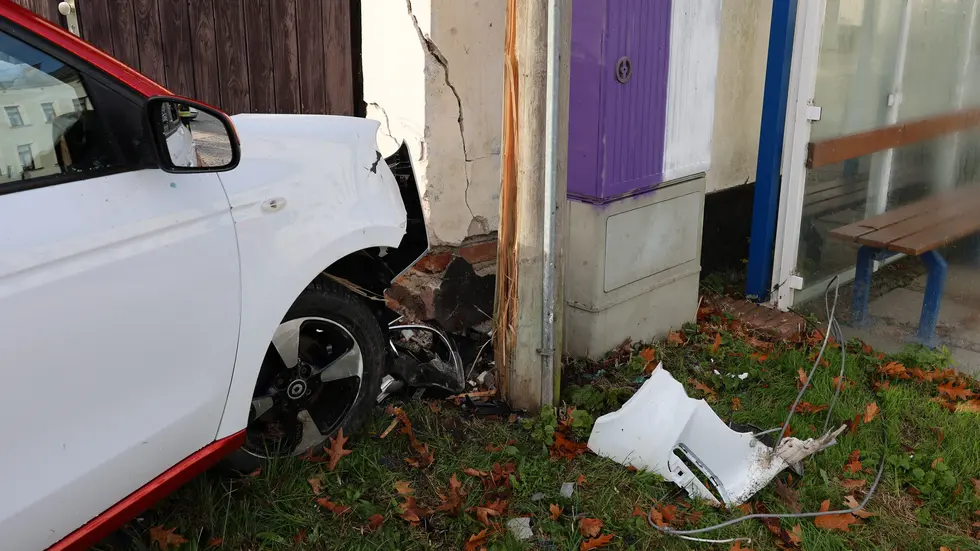 Nach ersten Erkenntnissen blieben beide Fahrer unverletzt. Nach ersten Erkenntnissen blieben beide Fahrer unverletzt.