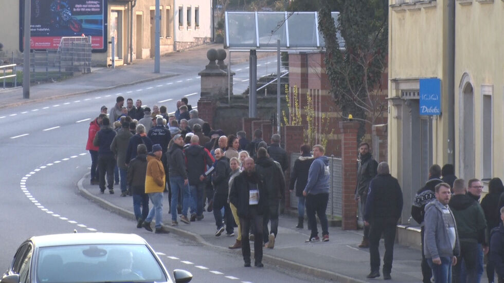 Ohne Maske und Abstand zogen die Teilnehmer des Spaziergangs durch die Bergstadt. Ohne Maske und Abstand zogen die Teilnehmer des Spaziergangs durch die Bergstadt.