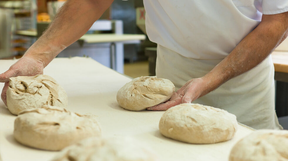(c) Fotolia Kzenon Bäcker backt Brot, Mehl, Brotlaib, Bäcker