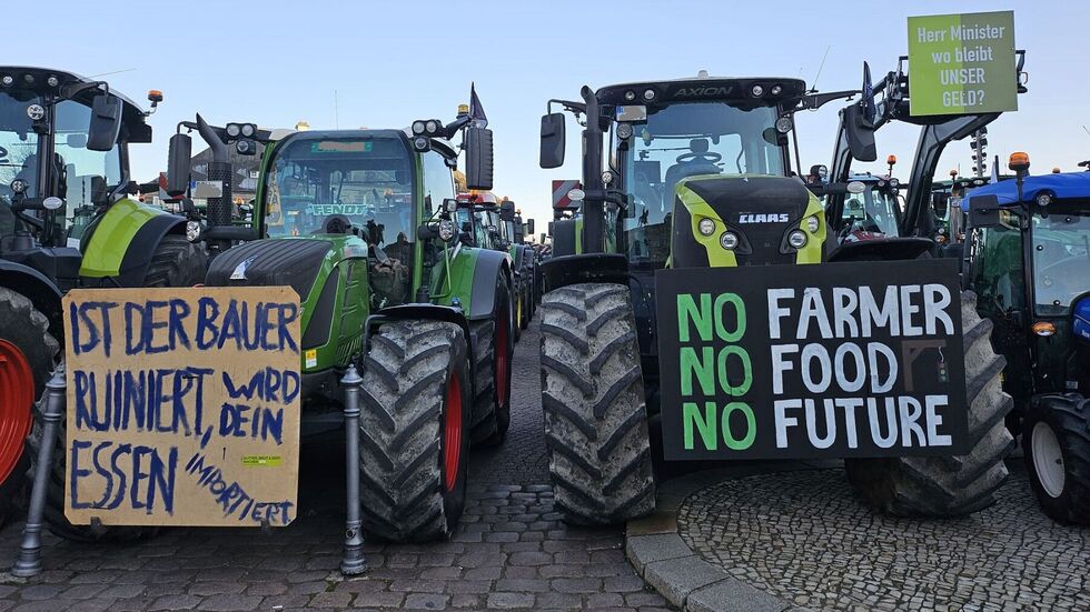 Die Traktoren versammeln sich auf dem Theaterplatz Die Traktoren versammeln sich auf dem Theaterplatz