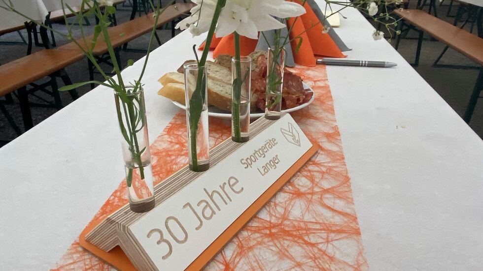 Die Tische waren gedeckt für 300 geladenen Jubiläumsgäste. Die Tische waren gedeckt für 300 geladenen Jubiläumsgäste.