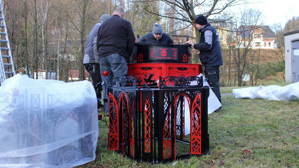 Die neue Pyramide wurde am Freitag aufgebaut und wird am Samstag erstmals zu sehen sein. 
Foto © Sindy Einhorn