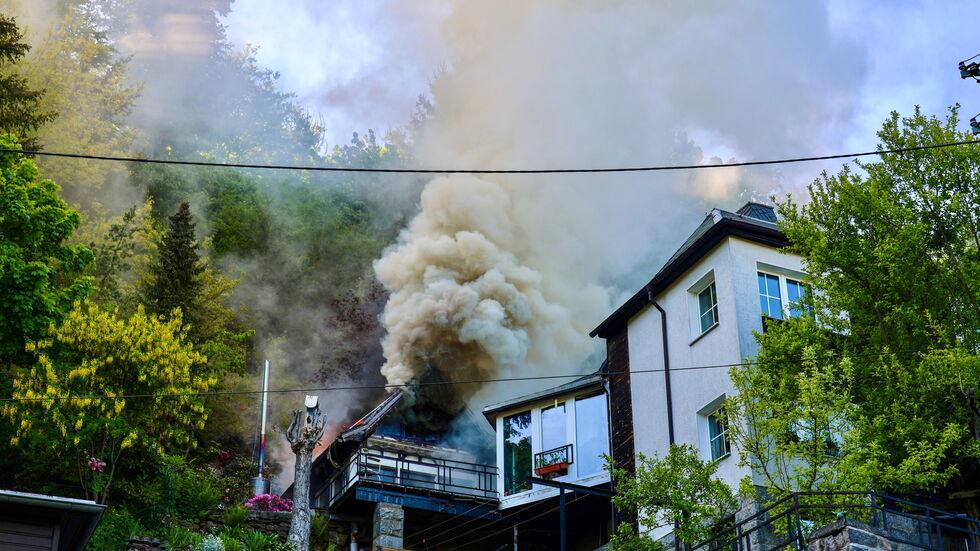 Die Nachlöscharbeiten und Kontrollen auf Glutnester dauerten bis in die Abendstunden an. Die Nachlöscharbeiten und Kontrollen auf Glutnester dauerten bis in die Abendstunden an.