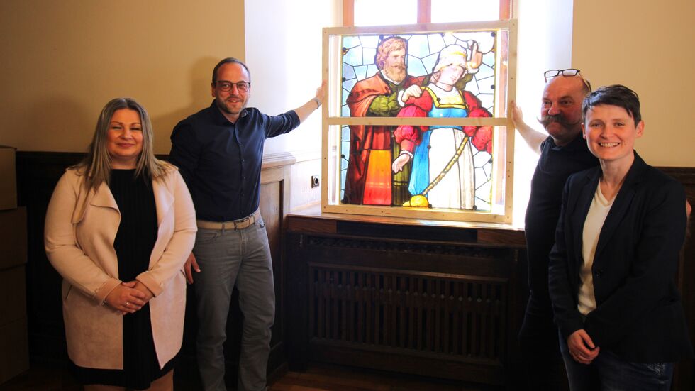 Bürgermeisterin Anke Hanzlik, Edeka Regionalleiter Jan Hašek, Glaser Uwe Sieber und Bauverantwortliche bei Edeka Mandy Damm (v.l.n.r) zeigen einen Ausschnitt des Fensters. Bürgermeisterin Anke Hanzlik, Edeka Regionalleiter Jan Hašek, Glaser Uwe Sieber und Bauverantwortliche bei Edeka Mandy Damm (v.l.n.r) zeigen einen Ausschnitt des Fensters.