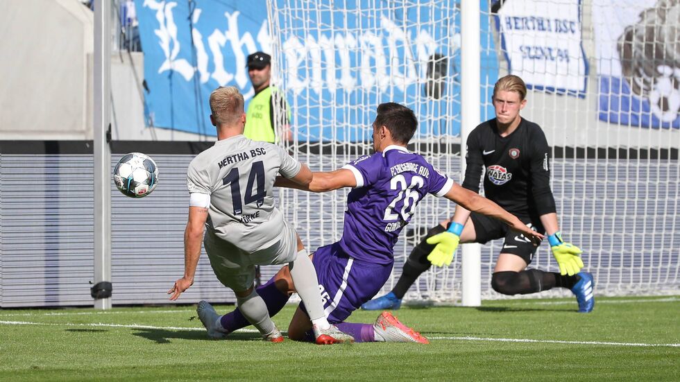 Hertha-Angreifer Pascal Köpke Koepke und Aues Neuzugang Sören Gonther im Zweikampf vor Torhüter Robert Jendrusch Foto: (c) imago images/Picture Point Hertha-Angreifer Pascal Köpke Koepke und Aues Neuzugang Sören Gonther im Zweikampf vor Torhüter Robert Jendrusch Foto: (c) imago images/Picture Point