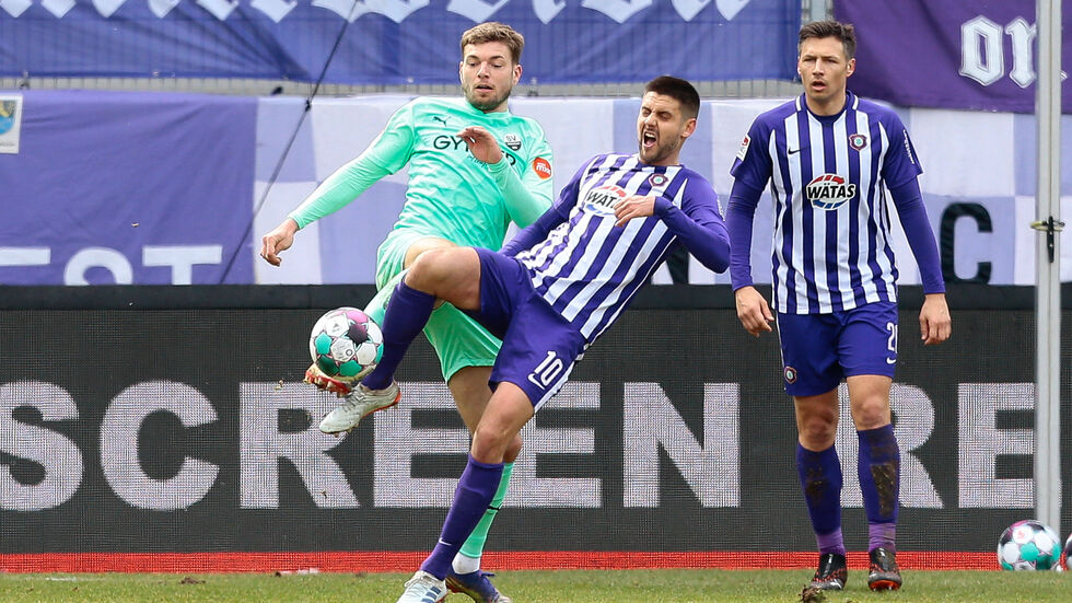 Sandhausen-Stürmer Alexander Esswein im Zweikampf mit Dimitrij Nazarov Sandhausen-Stürmer Alexander Esswein im Zweikampf mit Dimitrij Nazarov