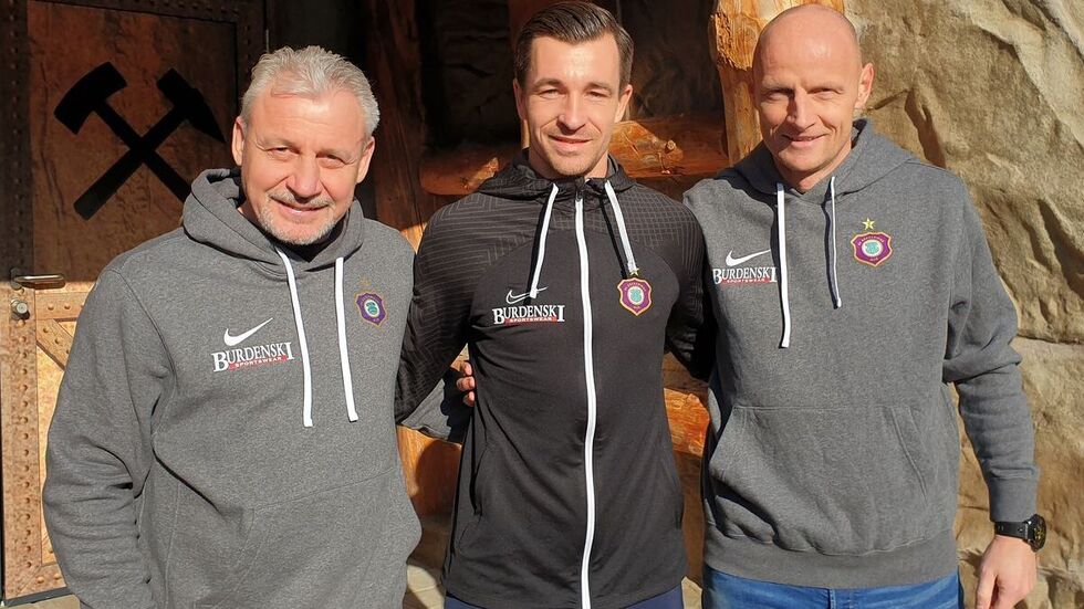 (von links) Aue-Trainer Pavel Dotchev, Martin Männel und Sportgeschäftsführer Matthias Heidrich
