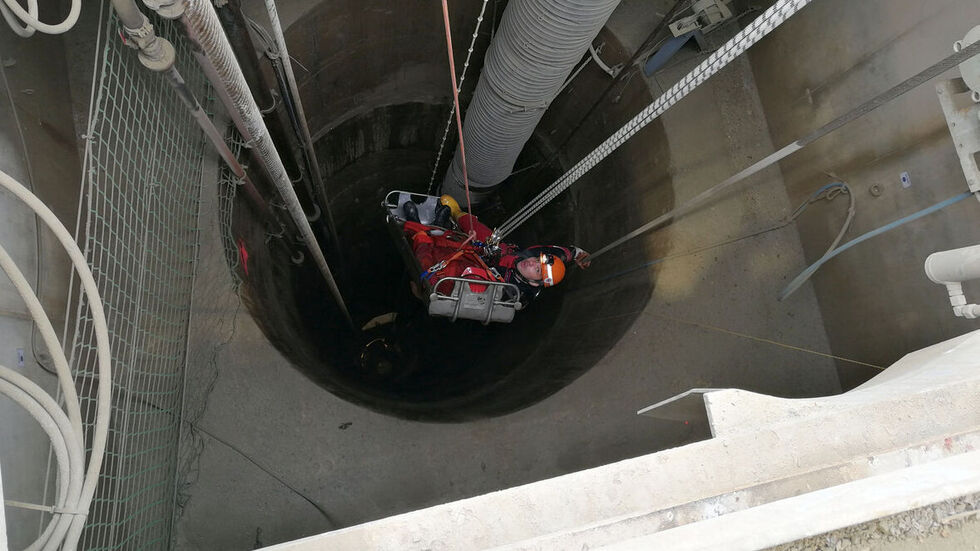 Bei einer Grubenwehrübung Anfang Mai wurde eine fiktiv verletzte Person mit Hilfe einer speziellen Seiltechnik der Wismut aus dem Schacht geborgen. Foto: SME AG Grubenwehrübung im Schacht Pöhla.
