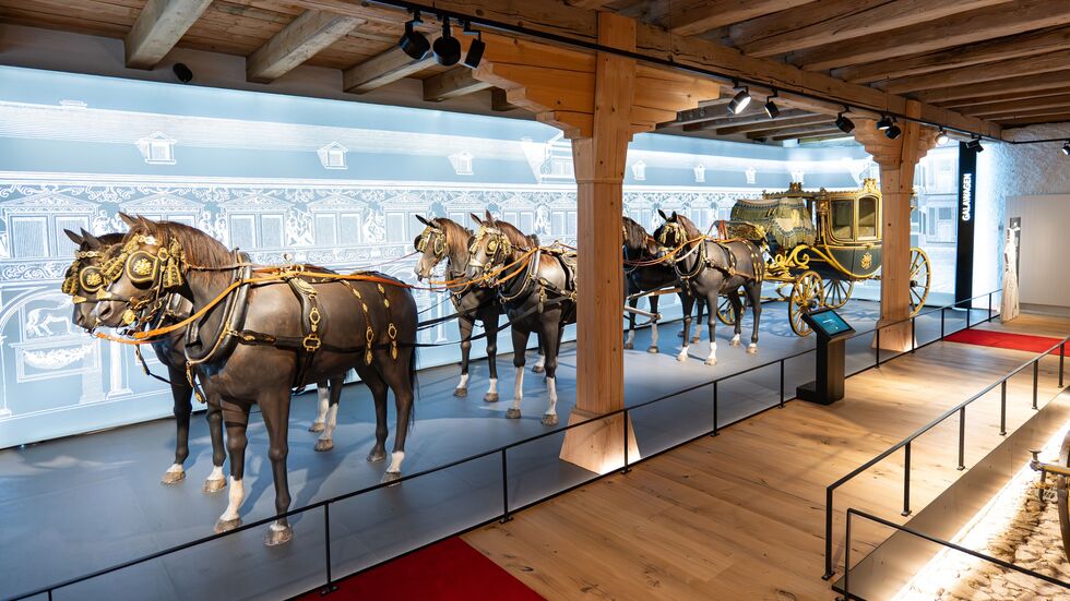 Zu den Exponaten zählen herrschaftliche Staatswagen und Galakutschen. Zu den Exponaten zählen herrschaftliche Staatswagen und Galakutschen.
