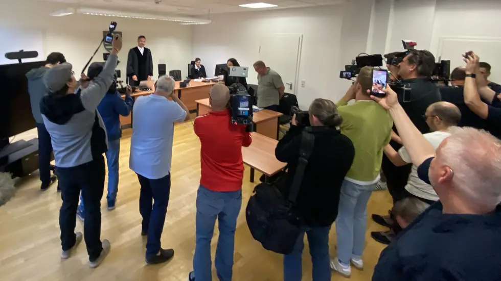 Kurz vor Beginn des Prozesses am Amtsgericht Eilenburg filmen und fotografieren etliche Reporter im Gerichtssaal - hinten Richter Peter Gottschaldt (42), rechts auf der Anklagebank der frühere Feuerwehrmann Ray Lange (55) aus Taucha.