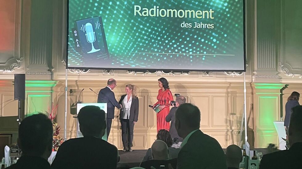 Sandra Petzold (Mitte) bei der Übergabe des Preises. 