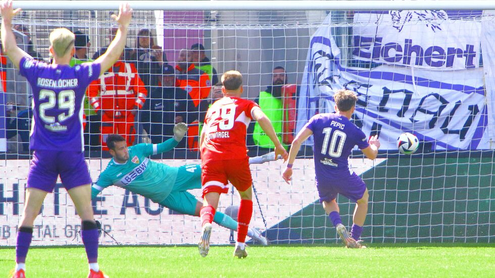 Mirnes Pepic überwindet Torhüter Stefan Drljaca per Elfmeter zum 1:0 für Aue