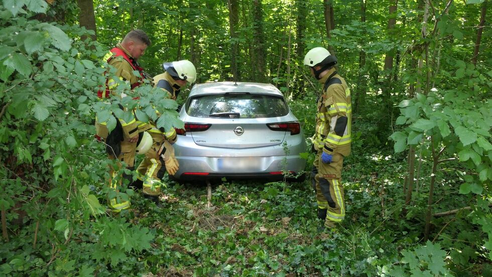 Feuerwehrleute retteten das gefangene Rentnerpärchen aus ihrem Opel. Feuerwehrleute retteten das gefangene Rentnerpärchen aus ihrem Opel.